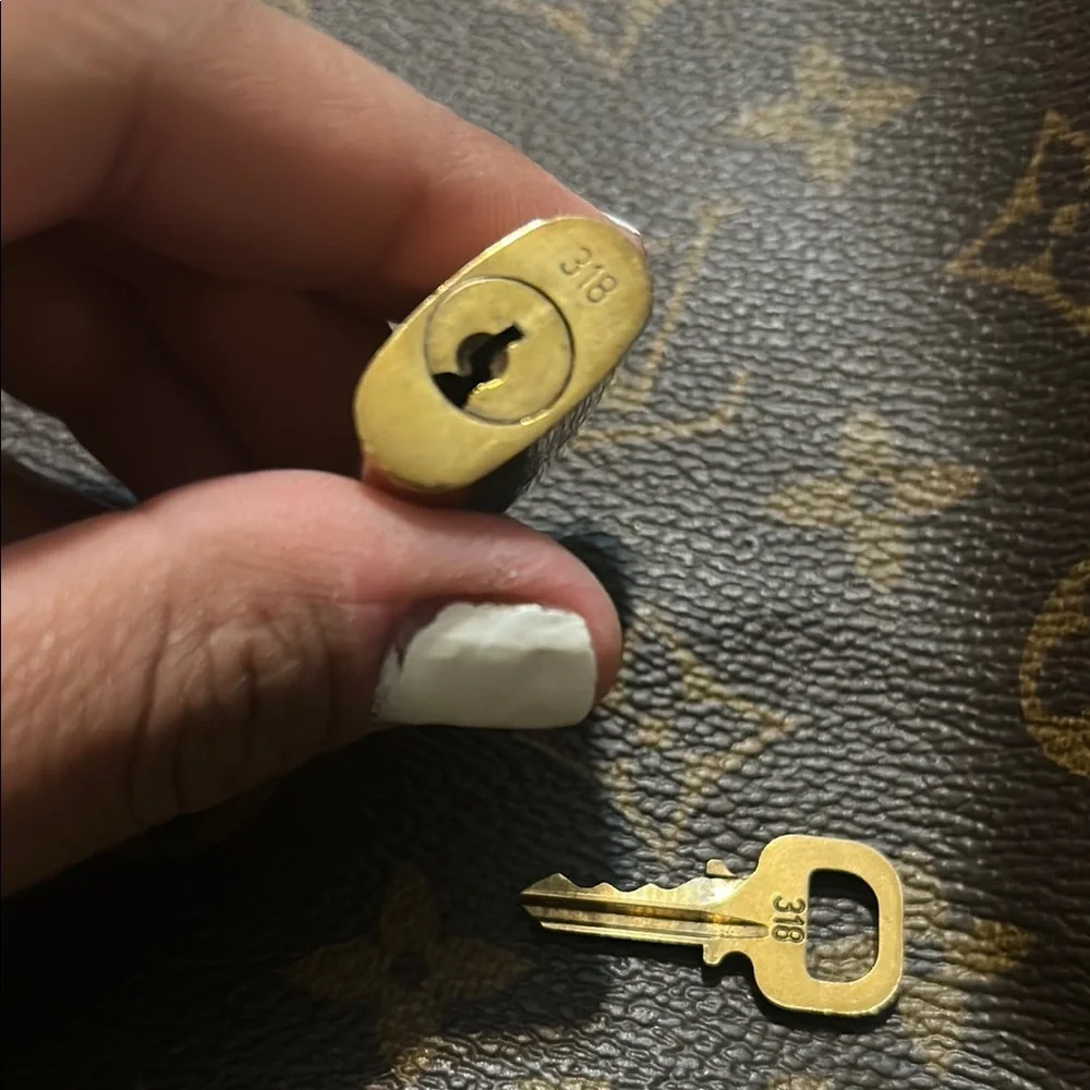 Louis Vuitton Gold Key and Card Holder - Picture 6 of 6